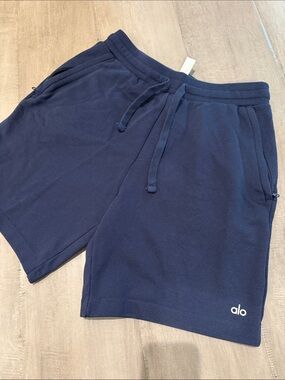 ALO Yoga Men's Navy Chill Short size L